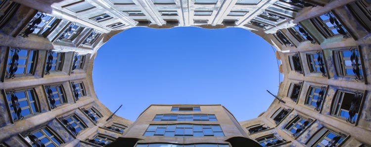 Reparació pati papallones de La Pedrera (Barcelona)